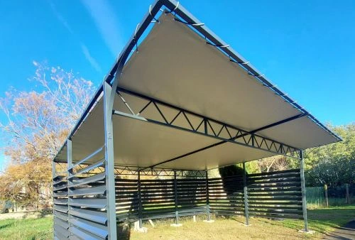 Bâche imperméable gris clair pour abri extérieur sur structure métallique, protection soleil et pluie