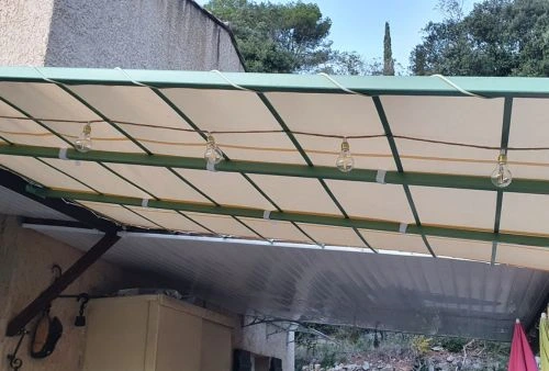 Toile microperforée beige ivoire pour pergola métallique, fixation par sandows sur terrasse extérieure